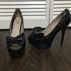 Black pump with bow detail, size 9